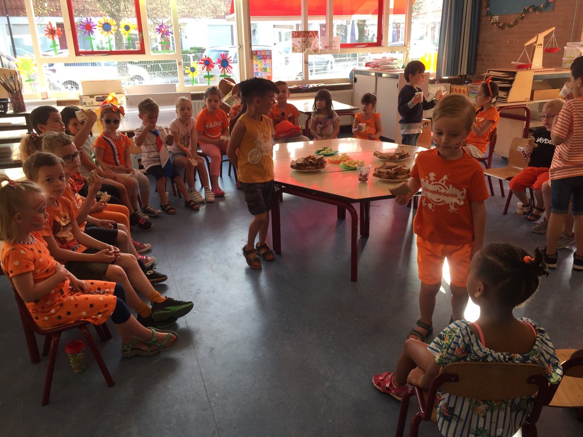 SannaMun's tweet image. Vanochtend de #koningsspelen @obsdevoorzaan geopend waar kinderen eerst in de klas een gezond ontbijt kregen, daarna de Koningsdans deden en de rest van de dag gaan spelen en bewegen @GemZaanstad