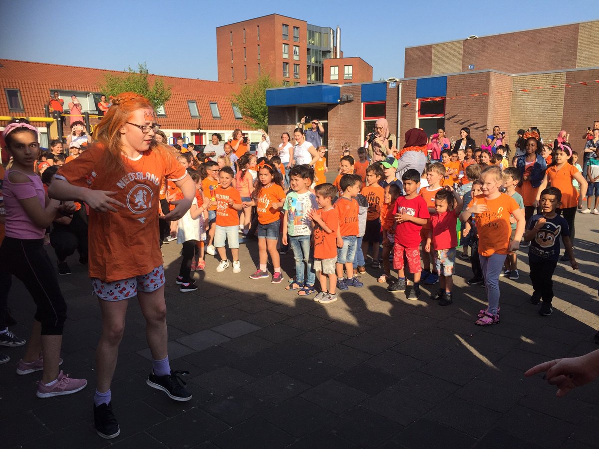 SannaMun's tweet image. Vanochtend de #koningsspelen @obsdevoorzaan geopend waar kinderen eerst in de klas een gezond ontbijt kregen, daarna de Koningsdans deden en de rest van de dag gaan spelen en bewegen @GemZaanstad