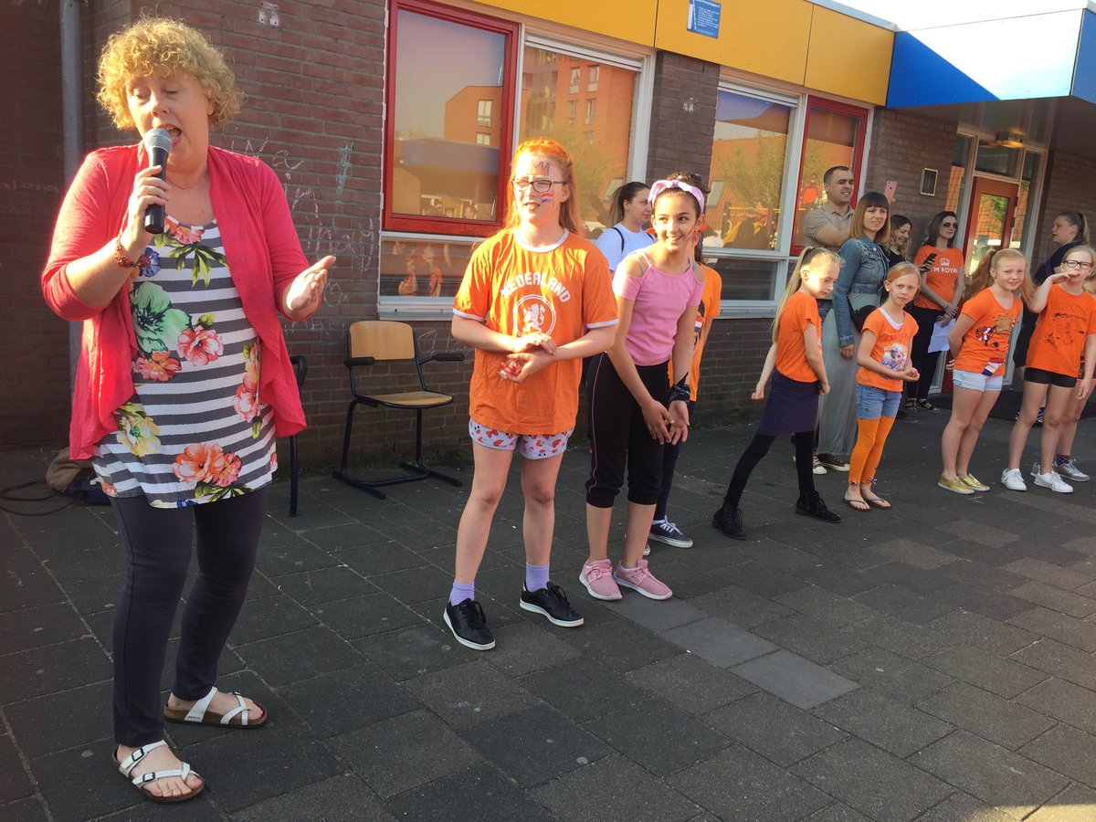 SannaMun's tweet image. Vanochtend de #koningsspelen @obsdevoorzaan geopend waar kinderen eerst in de klas een gezond ontbijt kregen, daarna de Koningsdans deden en de rest van de dag gaan spelen en bewegen @GemZaanstad