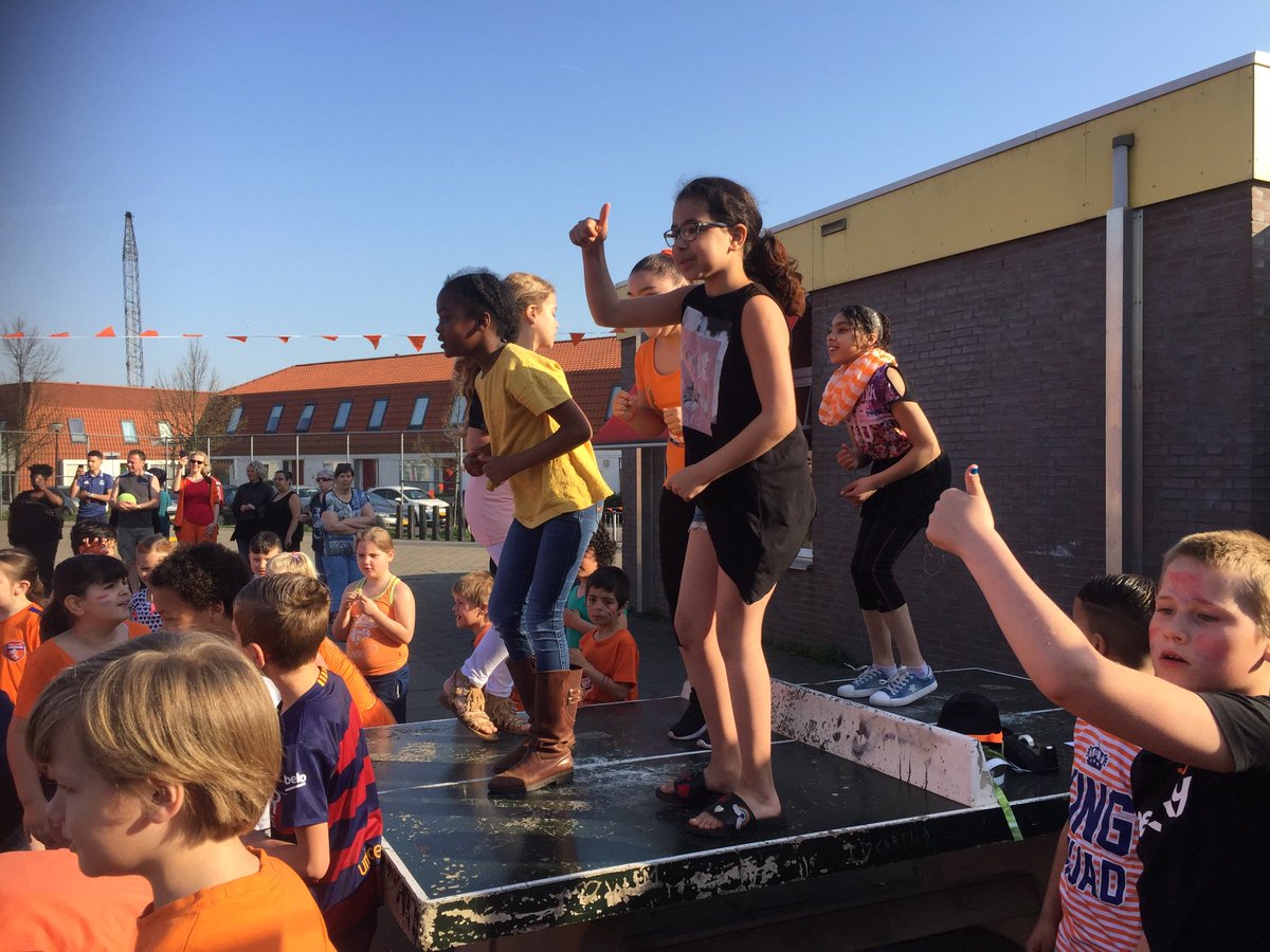 SannaMun's tweet image. Vanochtend de #koningsspelen @obsdevoorzaan geopend waar kinderen eerst in de klas een gezond ontbijt kregen, daarna de Koningsdans deden en de rest van de dag gaan spelen en bewegen @GemZaanstad