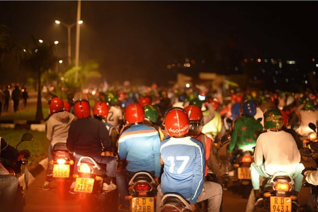 CloudsTV_rw's tweet photo. Fans welcoming @rayon_sports home from #Mozambique where they made history and qualified to group stages of the CAF Confederation Cup. 

📸 @MUZOGEYEPlaisir https://t.co/yGNmn3bvrN