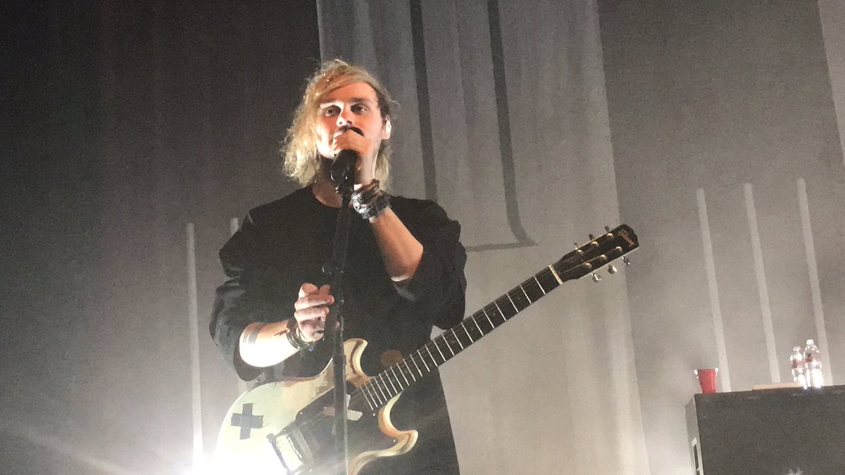 5soswith_fans's tweet image. Chłopcy wczoraj na scenie [1] #5SOS3Dallas