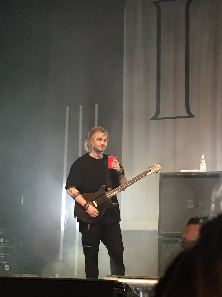 5soswith_fans's tweet image. Chłopcy wczoraj na scenie [1] #5SOS3Dallas