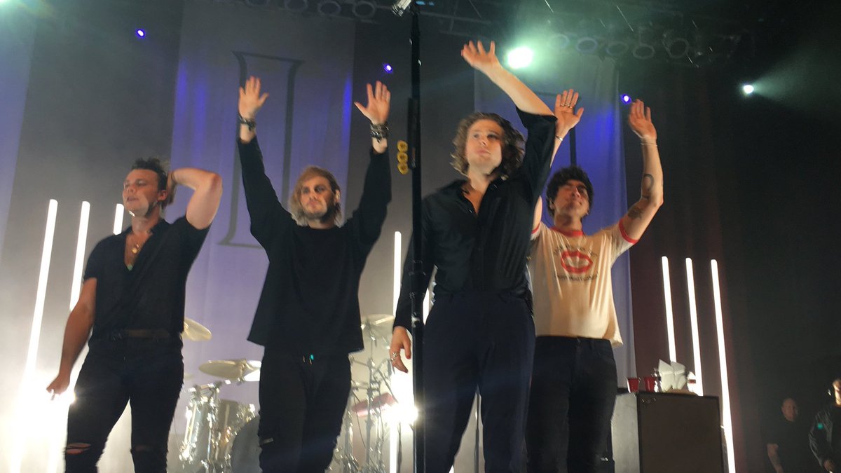 5soswith_fans's tweet image. Chłopcy wczoraj na scenie [1] #5SOS3Dallas