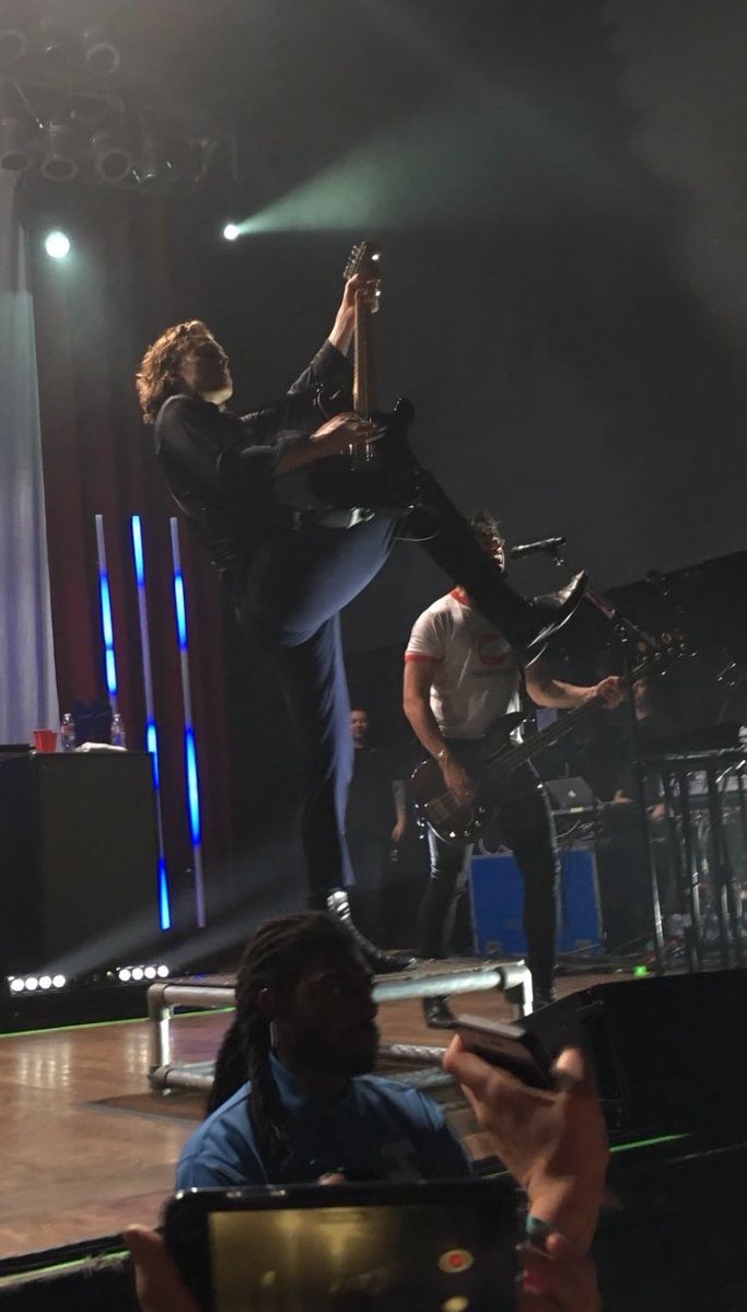 5soswith_fans's tweet image. Calum i Luke wczoraj na scenie [2] #5SOS3Dallas