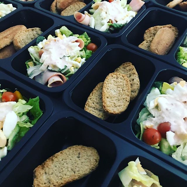 f4l_cz's tweet photo. Prejeme hezky vikend🤠🏆❤️🍽 https://t.co/vpNVgENvwr #trebic #jidlobezprace #bezecek #pravidelnastrava #zdravejidlo #jimezdrave #fitfood #fitness #fitnessfood #bilykralik #krabickovadieta #krabickovastrava #eatclean #healthyfood #instafood https://t.co/46WotbmQA2 https://t.co/UIBLKWXULq