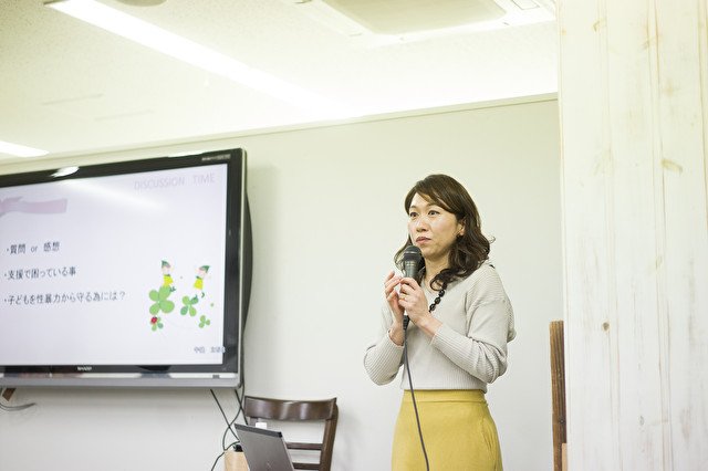 YahooNewsTopics's tweet photo. 当事者が声を上げなければ、今の社会を変えられない──。
教師による児童・生徒へのセクシュアルハラスメント「スクールセクハラ」によって孤立した被害者を、これ以上生まないためにはどうしたらいいのか。この問題に携わってきた人たちを取材しました。(撮影:長谷川美祈)https://t.co/Q4SRiAJOoG https://t.co/hoio73UitH