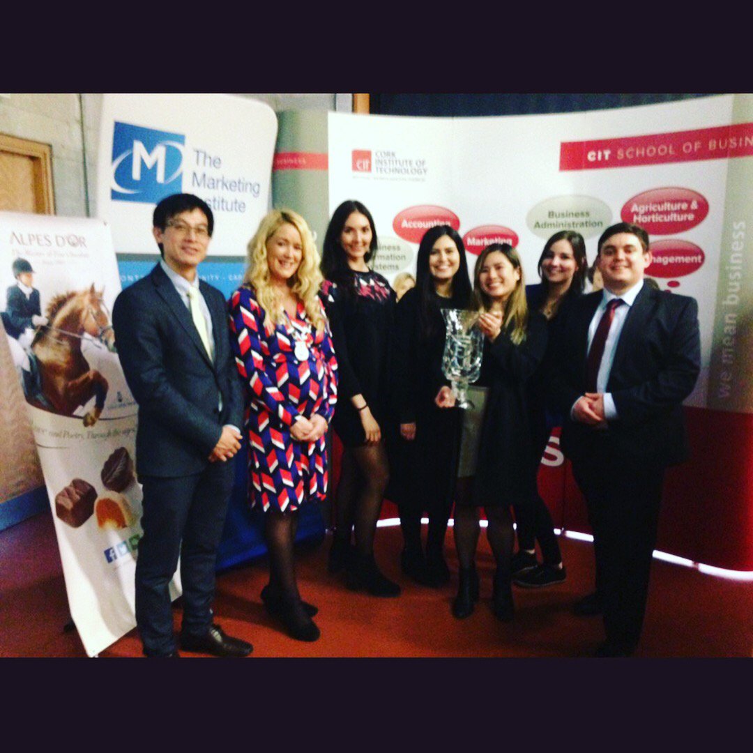 ALPES_DOR_1985's tweet photo. Delighted to be a partner of the @miicork Student Marketing Challenge that took place in @CIT_ie last night. A big congratulations to the winning team Clarity consulting. We were blown away by the #marketing talent. #miistudentchallenge #chocolate #luxury https://t.co/ynw4K7ktvm