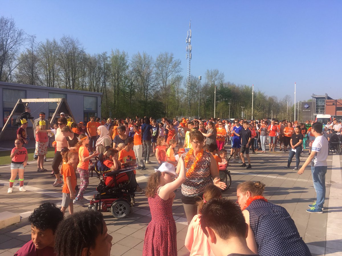 Wij dansen ons fit lala! De <a href="/koningsspelen/">Koningsspelen NL</a> zijn ook bij ons geopend! Samen met de leerlingen van <a href="/OlivijnAlmere/">Olivijn</a>  maken wij er weer een feestje van.