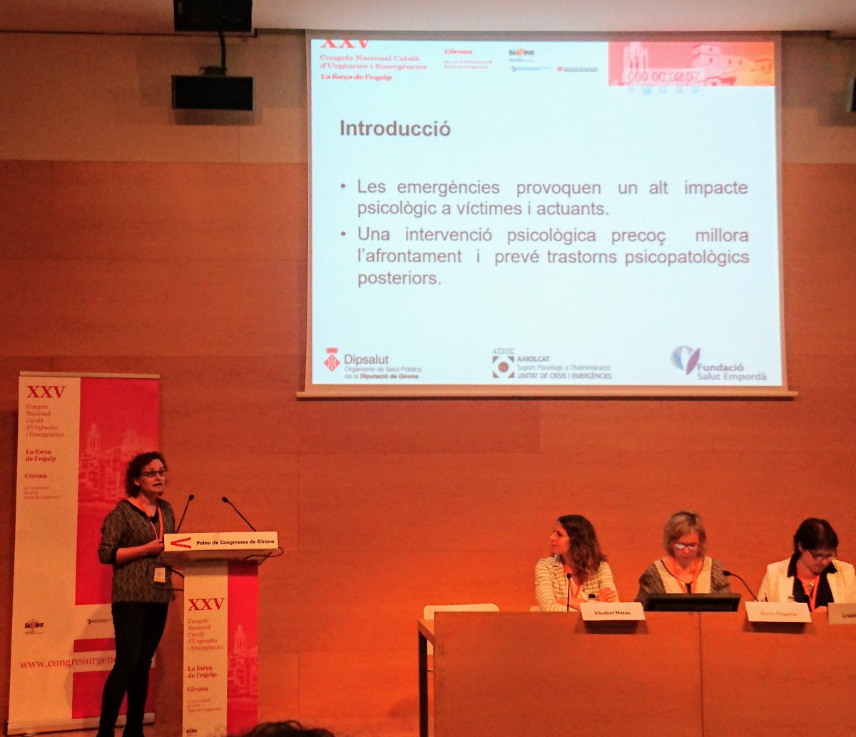 urgemcat's tweet photo. #congresurgencies2018
La Dra Carme Rius presentant l'impacte de la intervenció psicològica d'emergències.  ✌️ https://t.co/QDwbjSiN8O