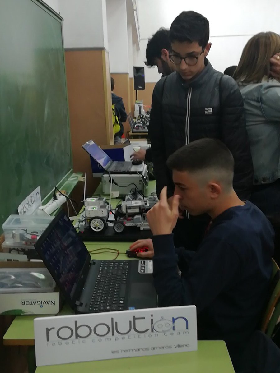 roboluti_on's tweet photo. Ya estamos calentando motores en #robotet! Vamos equipo! @HermanosAmoros https://t.co/V8p5fGZ3QY