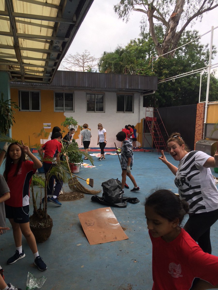 Zander_Lyvers's tweet photo. Garden in the front, mural in the back. Can I join this intensive? #growyourloveofreading #redbrick125 https://t.co/nPHlsI0dHo