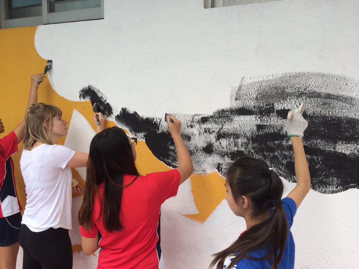 Zander_Lyvers's tweet photo. Garden in the front, mural in the back. Can I join this intensive? #growyourloveofreading #redbrick125 https://t.co/nPHlsI0dHo