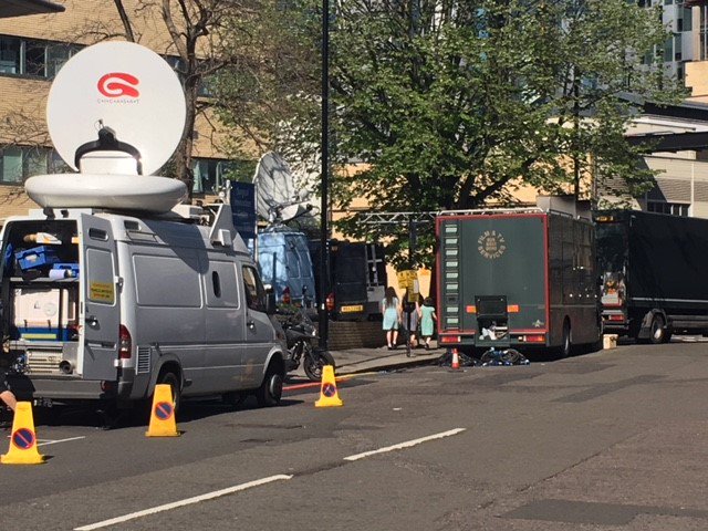 JPFTVS's tweet image. Our Technician, Ross and #Echo1# down at St. Mary's in Paddington. Powering Satellite trucks from 10 News Channels and Networks around the globe.... Wonder what they're .... "Expecting"....