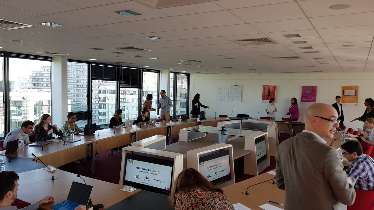 eTerritoire's tweet photo. On parle #data et #innovation ce matin a la DG de #PoleEmploi 
Présentation des API #EmploiStoreDev à la communauté de start-up du @LeLabRH 💡
#OpenInnovation #emploi https://t.co/kfevJeNZIM