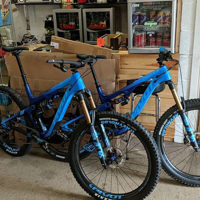 RushCycles's tweet photo. Twins #pivotcycles #mach55 #10thanniversary #rushcycles #300intheworld https://t.co/ApkTuMXXkO https://t.co/qR7quweK3p