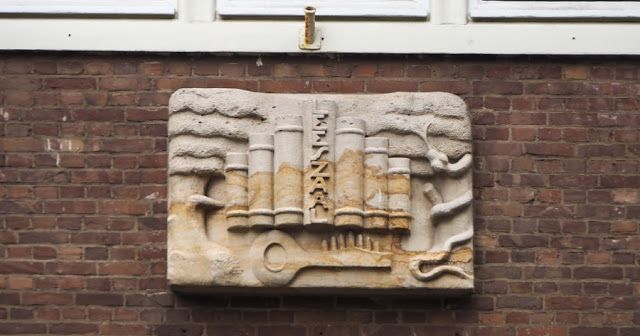 The Key of Wisdom is hidden in this former reading room buff.ly/2ELoHIL #socialism #architecture #artdeco #Amsterdam #Amsterdamseschool <a href="/Selmore/">Selmore</a>