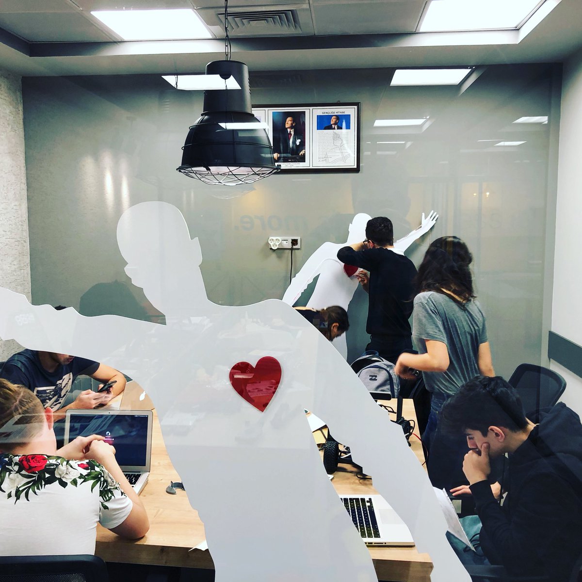 Okulumuz öğrencileri katılacakları JA Turkey Öğrenci Şirkey Yarışması için hazırlıklara devam ediyor. #juniorachievement #gencbasari <a href="/EntreSac/">SAC ENTRE</a>