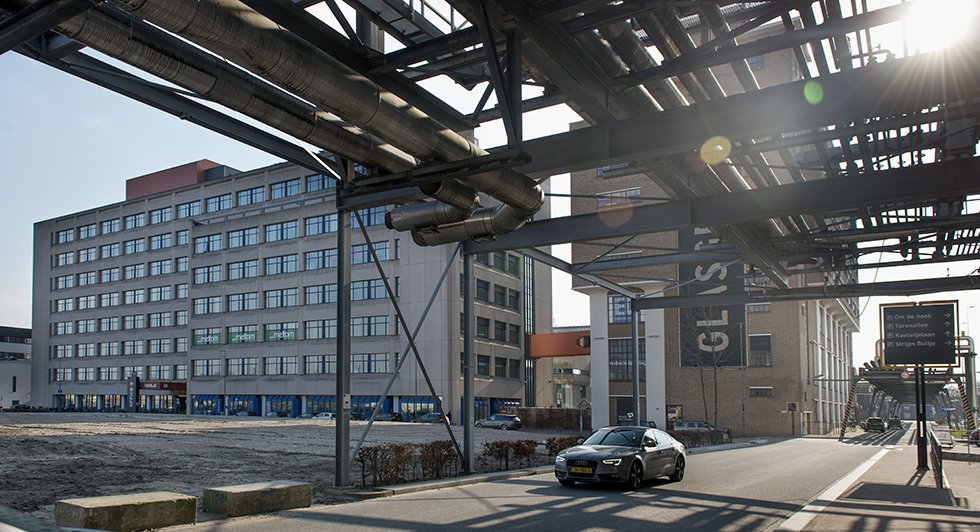 XellaNederland's tweet image. Ooit verdwenen er 50.000 banen uit Eindhoven met het vertrek van Daf en Philips. Nu is het voormalig industrieterrein een schoolvoorbeeld van stadsvernieuwing, waar ook Xella aan meebouwde. Een reportage. actueel.xella.nl/trend/strijp-s… #strijpS #stadsvernieuwing