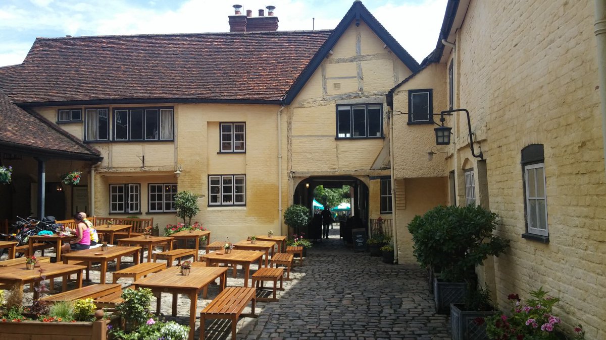 Kings_Head's tweet image. The sun is out.. it's Friday.. our social media writes itself on days like these! Whether it's with colleagues, friends or family, our cobbled courtyard is the best place in Aylesbury to enjoy a drink in the sun. Food is served all day today too (11:30am to 9pm). Cheers! 🍻
