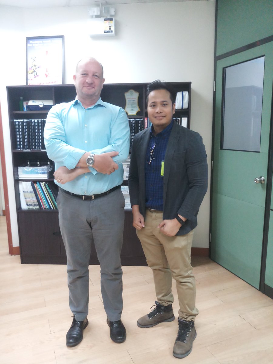 STRIDE_Program's tweet photo. Welcome back @USAID_Manila scholars!

@DaveHallSTRIDE is with Al Rey Villagracia, Ph.D., a @DLSUManila scholar who conducted his research on the application of electric field in drying and cultivating microalgae at the @UofA and @uflorida.

#STRIDEworks
#SupportSTEMprofessionals https://t.co/sp3dawgLSE