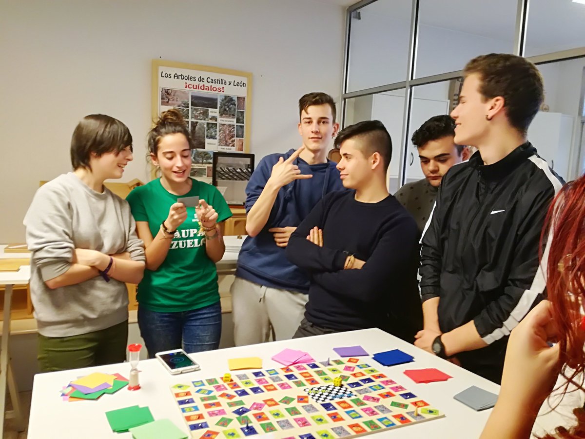 Sapiens_2018's tweet photo. Hola, Buenos días! 
Aquí os dejamos una divertida partida jugada con los compañeros de clase de GVEC de @JesuitasBurgos  @FpLaMerced  #HomoSapiens #Entretenimiento😌 https://t.co/nis5fDiWZs