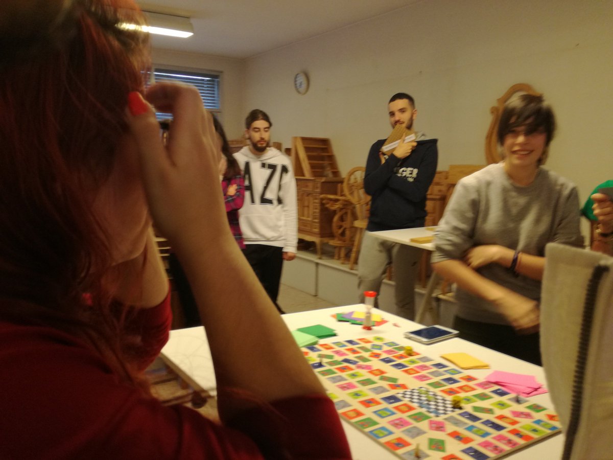 Sapiens_2018's tweet photo. Hola, Buenos días! 
Aquí os dejamos una divertida partida jugada con los compañeros de clase de GVEC de @JesuitasBurgos  @FpLaMerced  #HomoSapiens #Entretenimiento😌 https://t.co/nis5fDiWZs