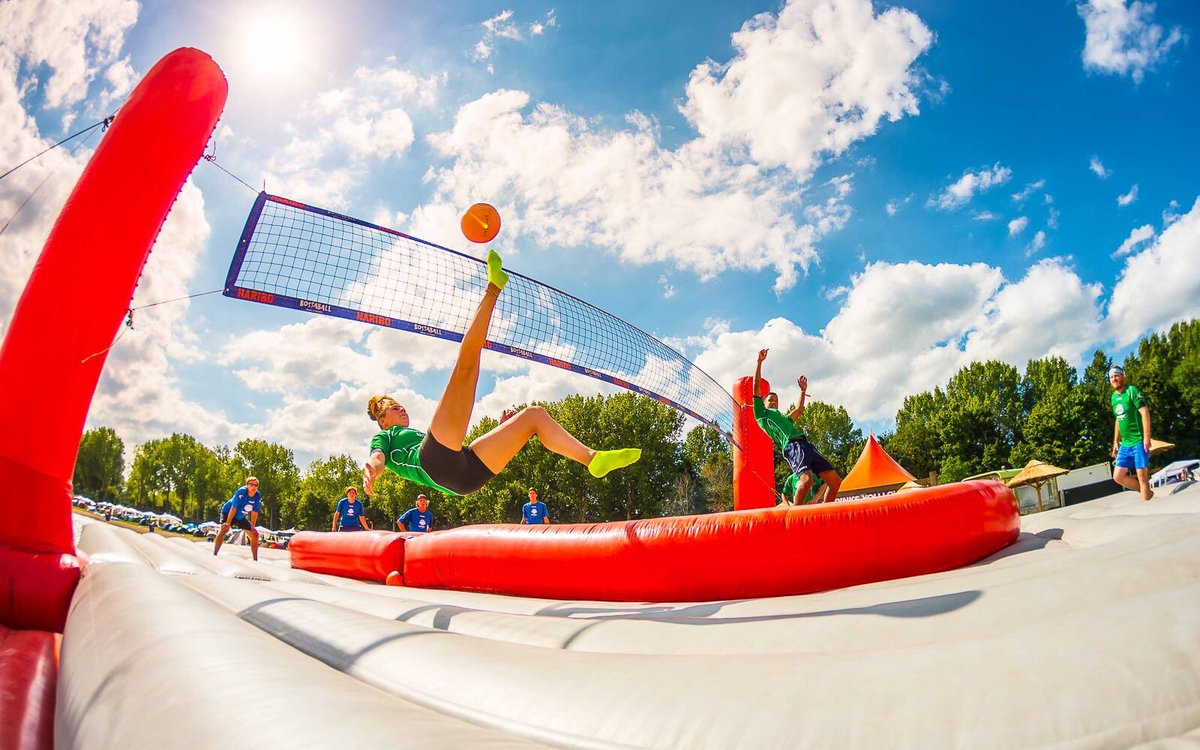 Bossaball_NL's tweet image. De zon schijnt, de terrassen zitten vol en de strandtenten zijn opgebouwd. Wat een heerlijke, zomerse dag. Een perfecte dag voor Bossaball. Wij zijn voorbereid op de zomer!☀️ 

Wil jij dat Bossaball ook bij jou komt? Neem dan snel contact met ons op via info@sportworx.nl