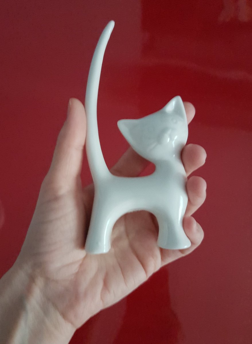 69545135 siparişimdeki sadece bir ürün tanımadığım bir firmadan, bana yola çıktı bilgisi verilmeden adresime geliyor. artık tedarikçiler mi gönderim yapacak diyorum. ürününüz büyük çaplı olduğu için diye mail atıyorlar. büyük çaplı ürün ekte. neden böyle oluyor @Morhipo