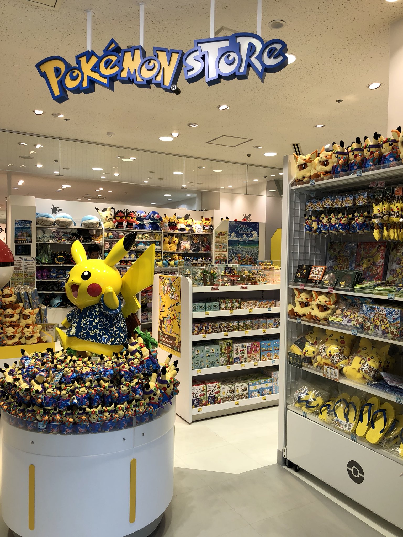 しとらうす Pa Twitter 沖縄のポケモンストアに偶然たどり着いた 入ってまず店ちっさ と思ったけどポケモンセンター じゃないからこんなもんだと思った とりあえず沖縄限定の 小皿を買ったよ ポケモンgo Pokemongo リウボウ T Co 2xhh7wklps