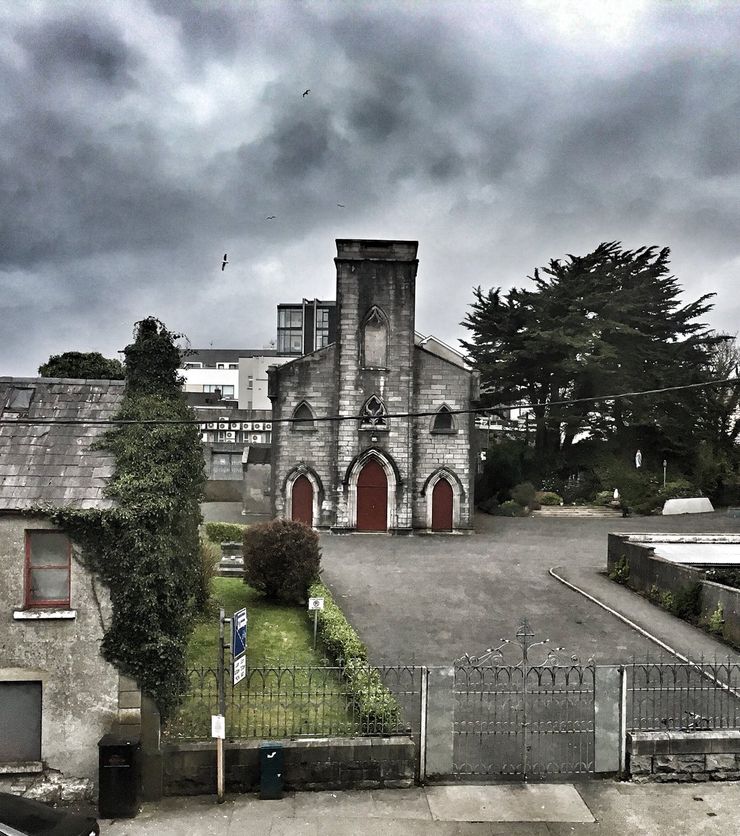 mulanshu's tweet photo. .@Forster_Court was a convenient base for our stay in Galway since we took the buses at New Coach Station often. There was construction but it didn’t bother us much except for a slight waft of paint. The view was pretty nice too! @VisitGalwayCity @galwaytourism #Galway https://t.co/b1yBORAP0g