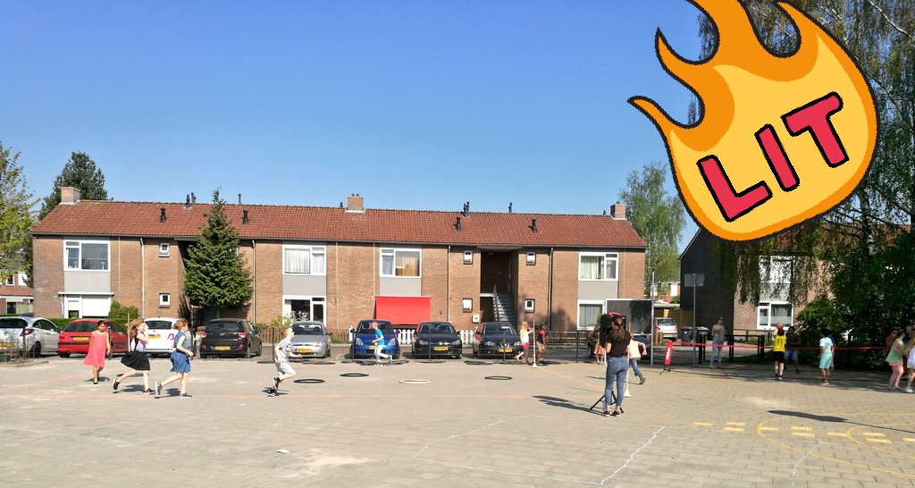 Bandendans (stoelendans) in het zonnetje met alle koningsliedjes van de afgelopen jaren!!! En gezellig duo-kingen in de schaduw.. #warm <a href="/CBSdeKoning/">CBS de Koning</a> @BeweegWijs