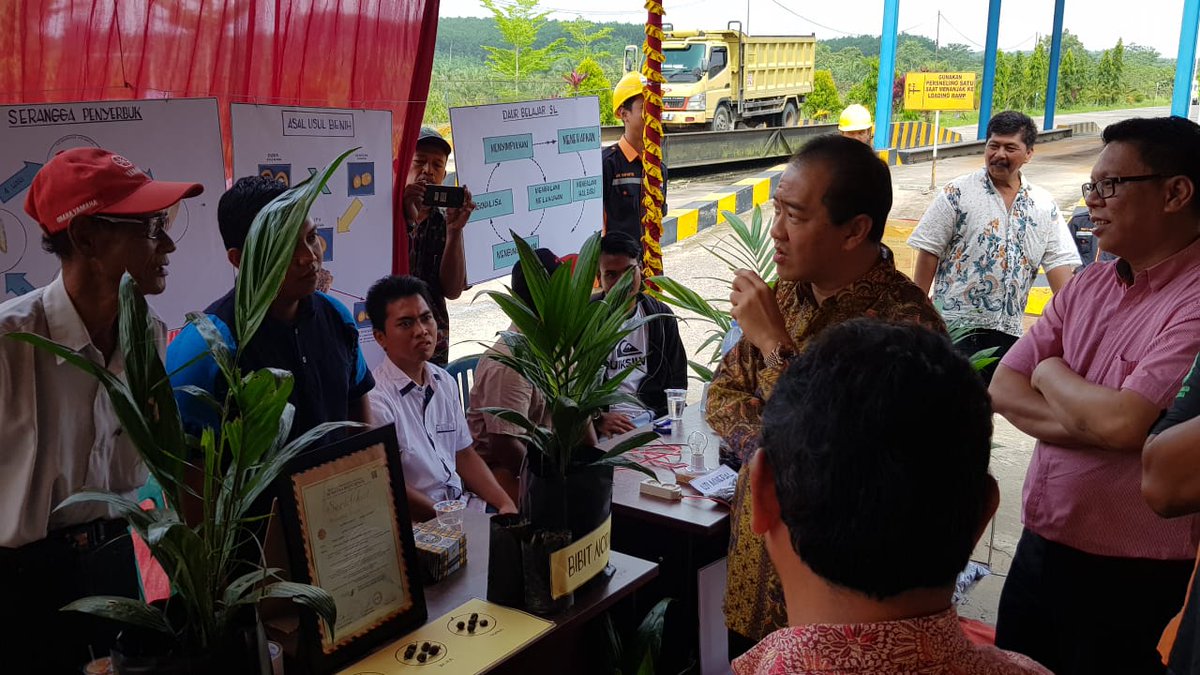 Field Story of the Month: CPO Mill owner testing knowledge of #smallholders who graduated Farmer Field School 
Farmer Field Day supported by Unilever, <a href="/DaemeterOrg/">Daemeter</a>, PT SKIP and Widya Erti Indonesia #oilpalm