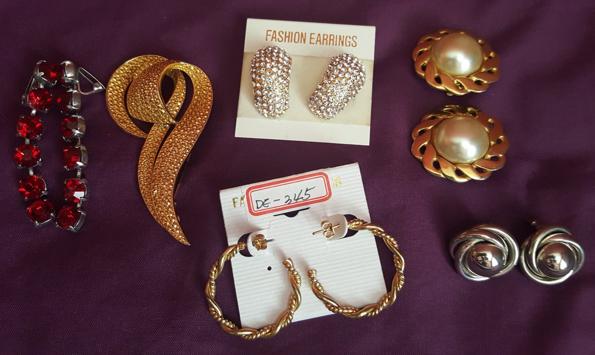 Tapered jeans, velvet and jewellery. Come and grab a vintage bargain and raise money for <a href="/HarrowLawCentre/">Harrow Law Centre</a> at <a href="/trinitybar/">trinity bar</a> this Sunday #Harrow #vintageclothing
 facebook.com/events/3009351…