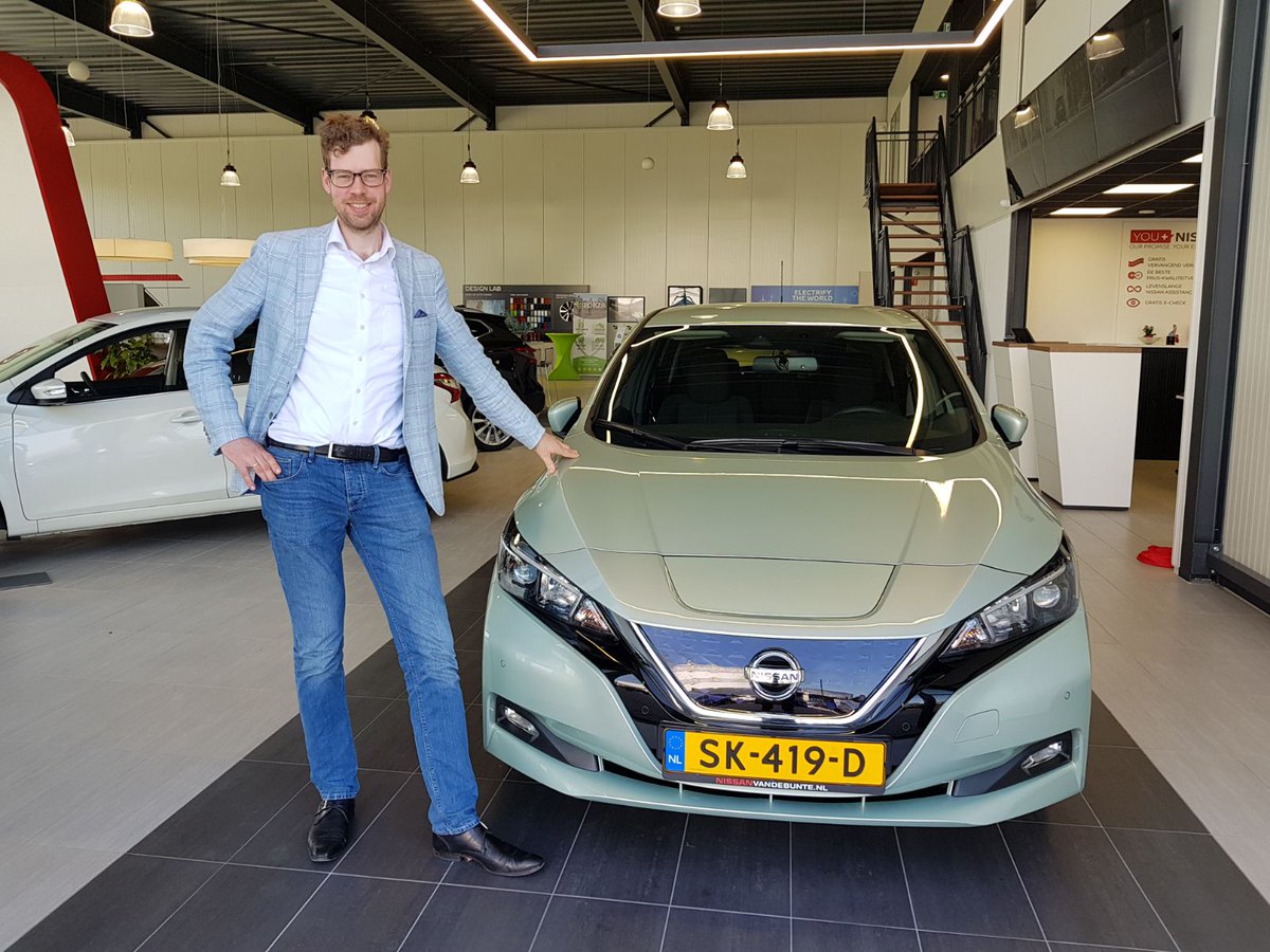FutureFinanceBV's tweet photo. Wij wensen collega Arno veel veilige kilometers toe in zijn nieuwe Nissan Leaf 2018! #FutureOfDriving #ZeroEmission #NissanLeaf https://t.co/ps0ky0n1Ci