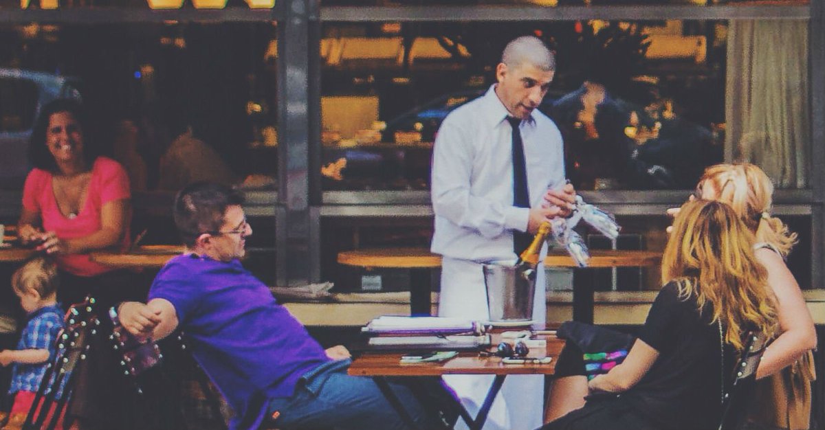 U of jij zeggen tegen je relaties? Ook klanten om u tegen te zeggen, kun je soms beter tutoyeren. Onze copywriter legt uit waarom: j.mp/2F3zq1w