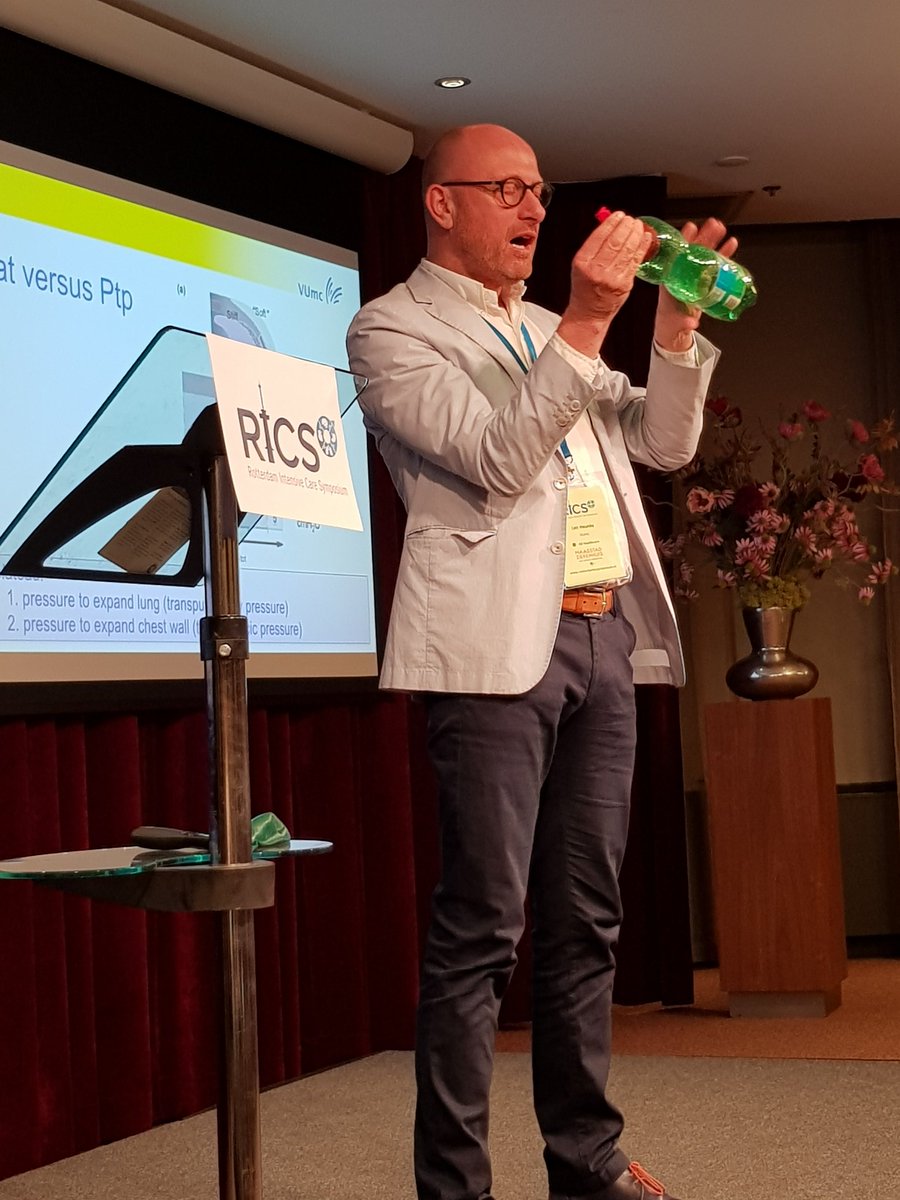 horstie's tweet photo. @DrLeoHeunks explains transpulmonary pressure using balloons and a plastic bottle #rics2018
#ICU #Mechanical #ventilation
#therealprofessor https://t.co/OES51NuCbn
