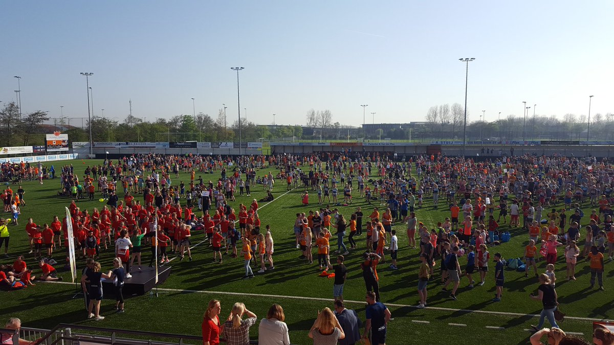 Kippenvel moment: ruim 1700 kinderen dansen de opening van de #koningsspelen op het hoofdveld van @vvkatwijk #fitlala #bewegenisgezond