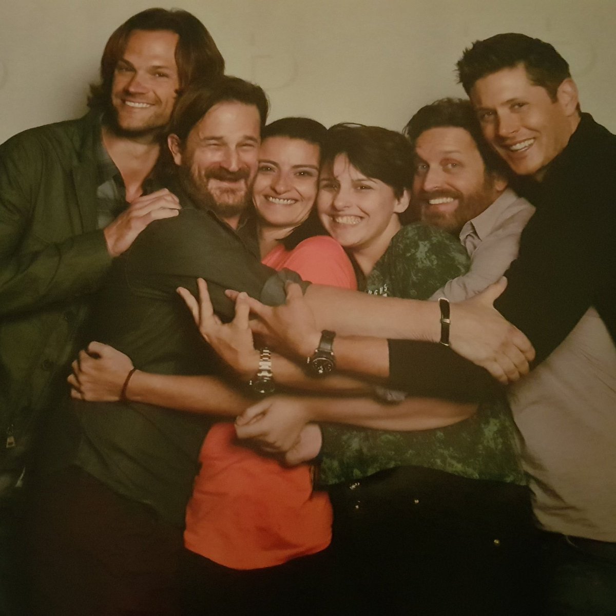 theHubsteria's tweet photo. There's only one thing better than a SUPERNATURAL squish! And that's @dicksp8jr cracking up laughing during one! This week's #fanfavefriday comes from @kszaitz ! Keep posting your fave photo op from a Hub con with #fanfavefriday for your chance to be featured! https://t.co/HoOlDKxTWX