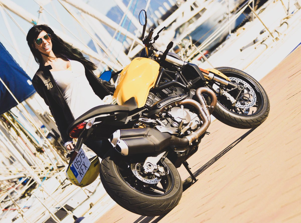 MujeresMoteras's tweet photo. Hoy hace un día Monster total!!!  Que disfrutéis del sol, del calorcito y de vuestras motos!!! @DucatiNoticias @ducatiesp @DucatiMadrid #FelizFinde https://t.co/K8bepZUlSh