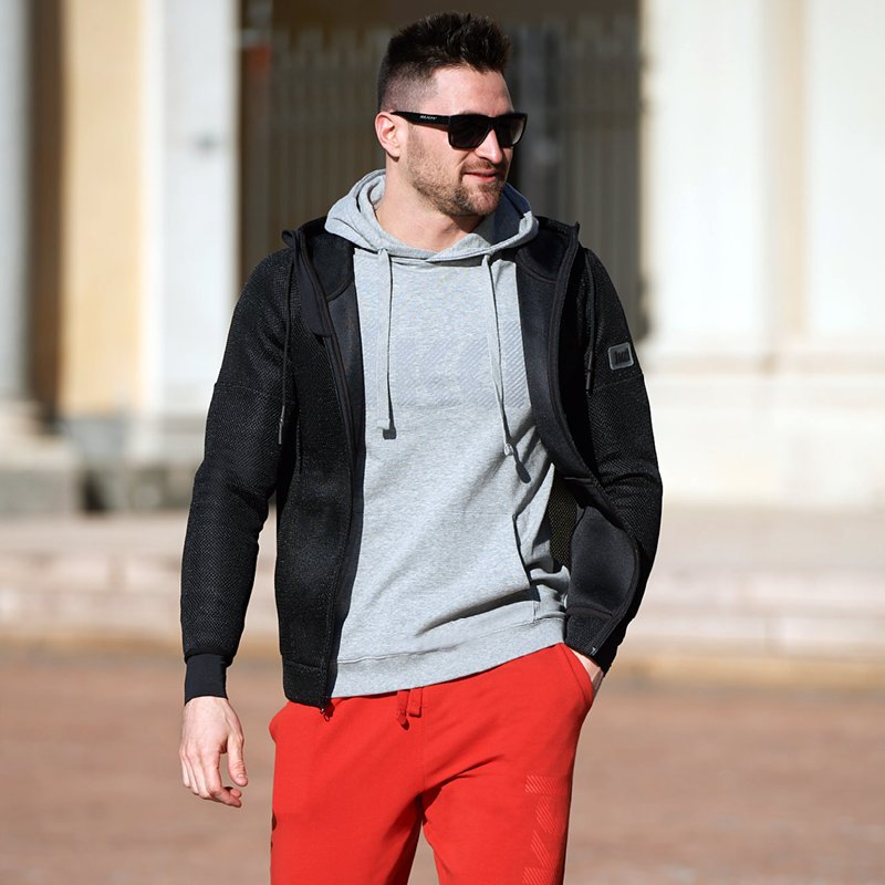 Colto alla sprovvista delle giornate primaverili? Il look sportivo e versatile di Jaked ti renderà più cool di tutti! <a href="/bomber_orsi/">Marco Orsi</a>  #jaked #jkd <a href="/morethanskin/">Christy Nelson</a>