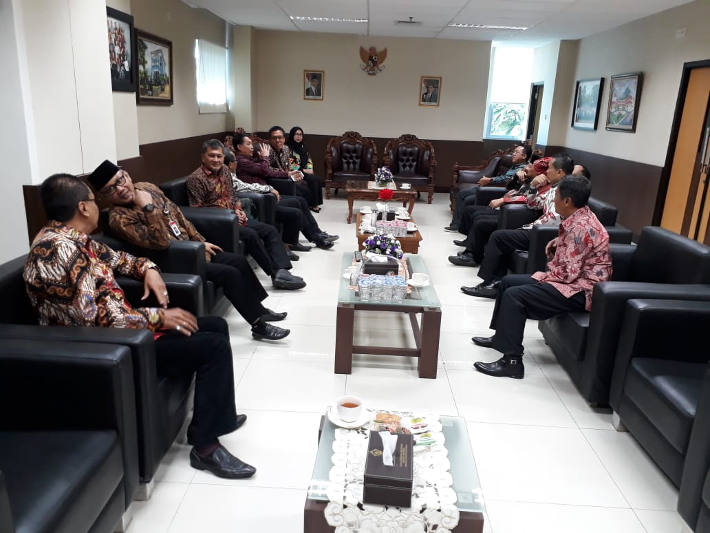PacBaturetno's tweet photo. Melaksanakan tugas pengawasan dan menerima laporan hasil pemeriksaan dari BPK
#ketuadprdkabwonogiri 
#GanjarYasin 
#KandangBant3ng 
#wonogiritetep1 
#setyosukarno https://t.co/HNinlh6fqy
