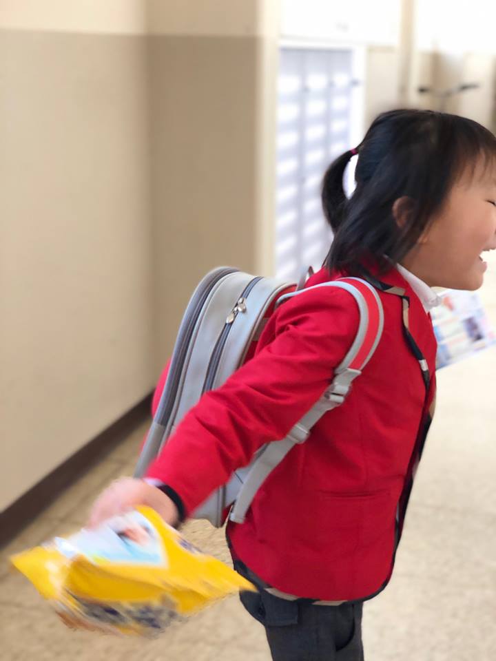 moijamoi's tweet image. [moi #육아빠] 아이 간식 먹는 사이에 아빠는 더 바쁘다

아이가 새로 다니는 유치원에서 하원 하자마자 오늘같이 더운 날은 도시락을 바로 씻고 말리고 아이 간식 주고 30분 정도 땀나게 일해야 합니다.

☞ 자세히보기 omn.kr/r19h
#육아전쟁 #아빠라서행복해요 #딸바보 #육아 #모이