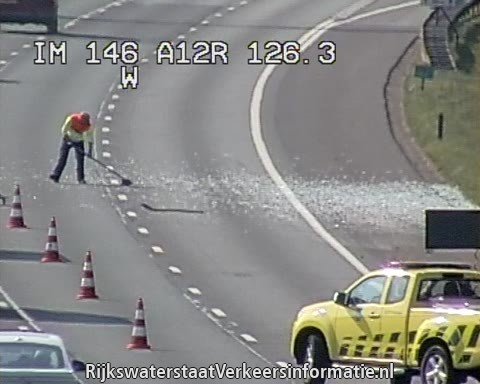 Puinhoop op de #A12 naar Utrecht bij knp. Grijsoord. Er zijn 2 rijstroken dicht en je rijdt langzaam vanaf knp. Velperbroek.
