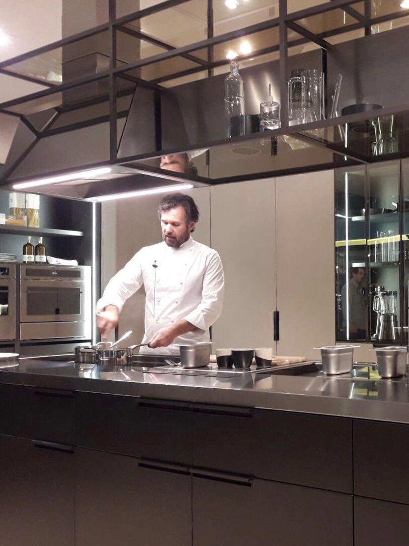 craccocarlo's tweet photo. Finalmente cucino nella MIA cucina #MiabyCarloCracco @Scavolini https://t.co/sLGTWWCkci