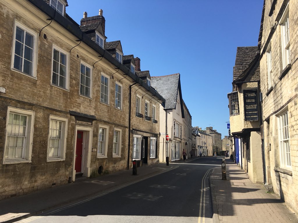 Humberts_Ciren's tweet photo. Beautiful day here in Cirencester today, let’s hope the weather is here to stay! ☀️
#blueskies #Cirencester #CapitalOfTheCotswolds #Cotswolds #DollarStreet https://t.co/QL8oLU2ndz