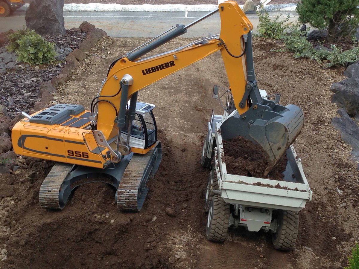 Liebherr_GB's tweet photo. We've always a mix of the latest #Liebherr machines available for self-drive hire! For info &amp; rates on all Liebherr Dozers, Excavators, W/Loaders, M/Handlers 📧 gareth.blythin@liebherr.com 📲 07701316004 https://t.co/mSf3TClIG5