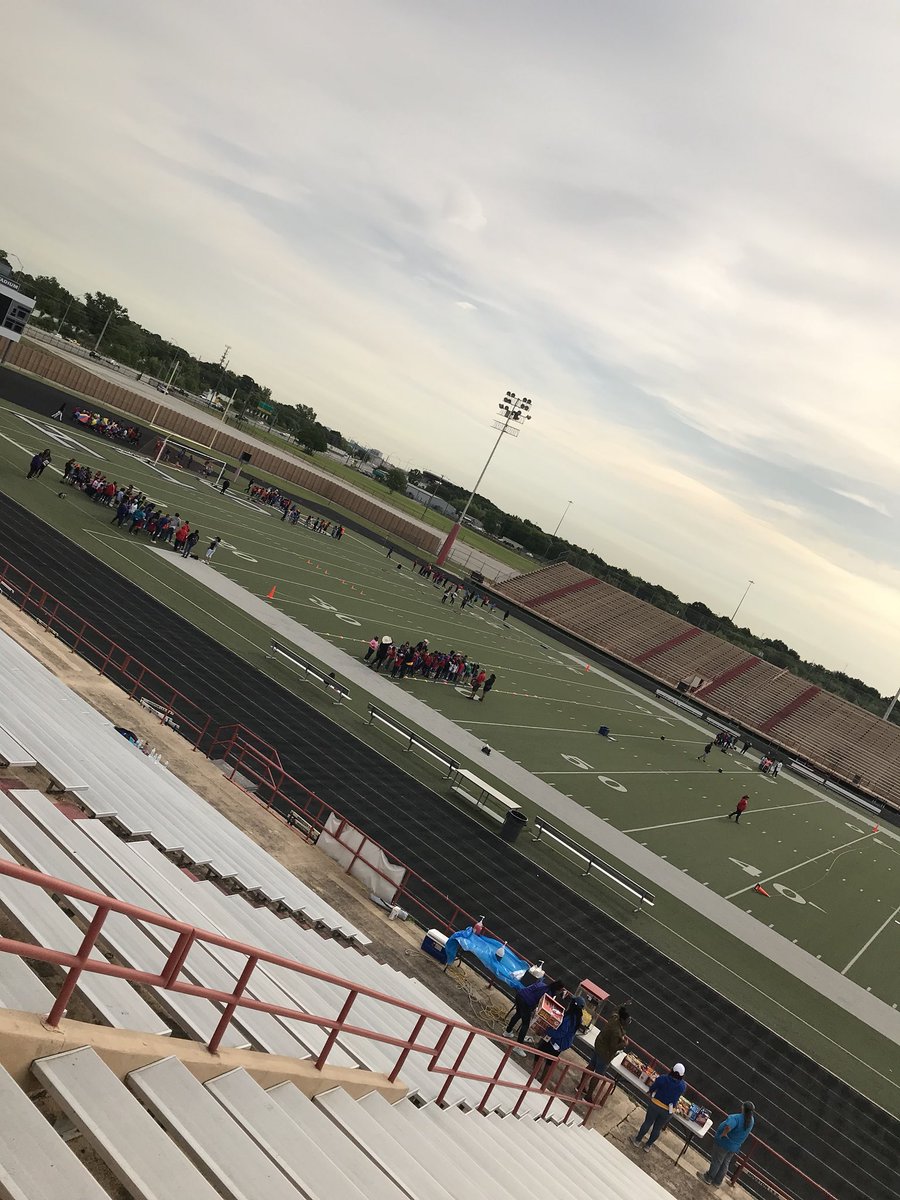 Leigha_Curry7's tweet photo. @Elrod_HISD is at #ButlerStadium today for our annual Field Day! When we do something, we always do it BIG! #letlovelead💜 Keep Calm & Play On! @DrBrownEDU We are @TeamHISD 💪🏾 https://t.co/ydBBadYWj6