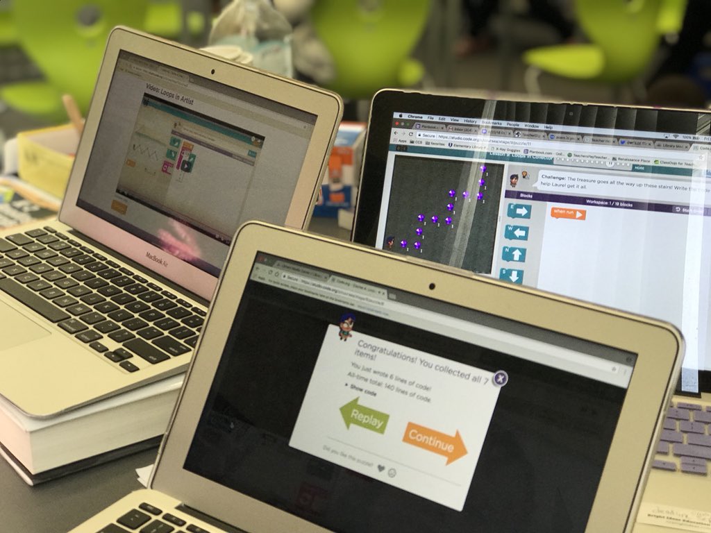 BrickLovesBooks's tweet image. This is what my desk looks like right now .... and I 💗it!!! #teachingcoding @codeorg #Ilovetocode #2ndgraderscancode 💻
