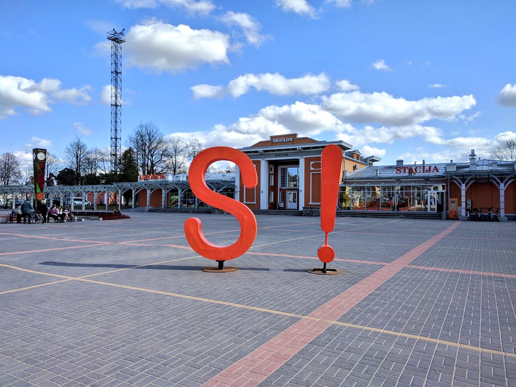 Trains2Aberdeen's tweet photo. 10 hours in Riga before the train to Minsk, I decided to take a 75mins train ride to #Sigulda for a day trip  as I've been Riga 4 years ago.  The ruins of Sigulda Medieval Castle is worth visiting. https://t.co/06diWtz3HQ